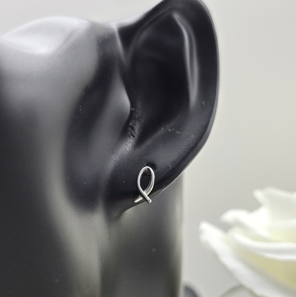 ❤️ CHRISTIAN FISH STUD EARRINGS - Picture 4 of 7